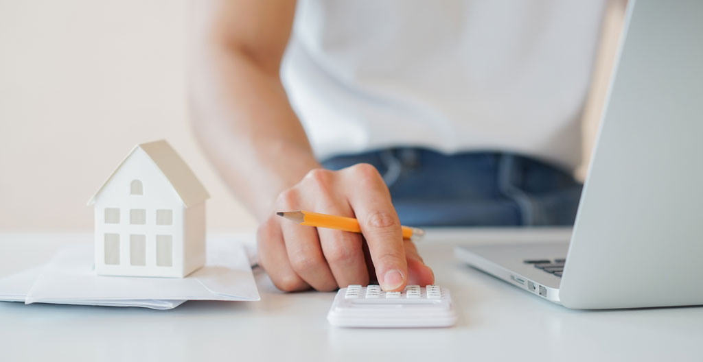Loupe posee sur un document financier, symbolisant la verification et la vigilance.