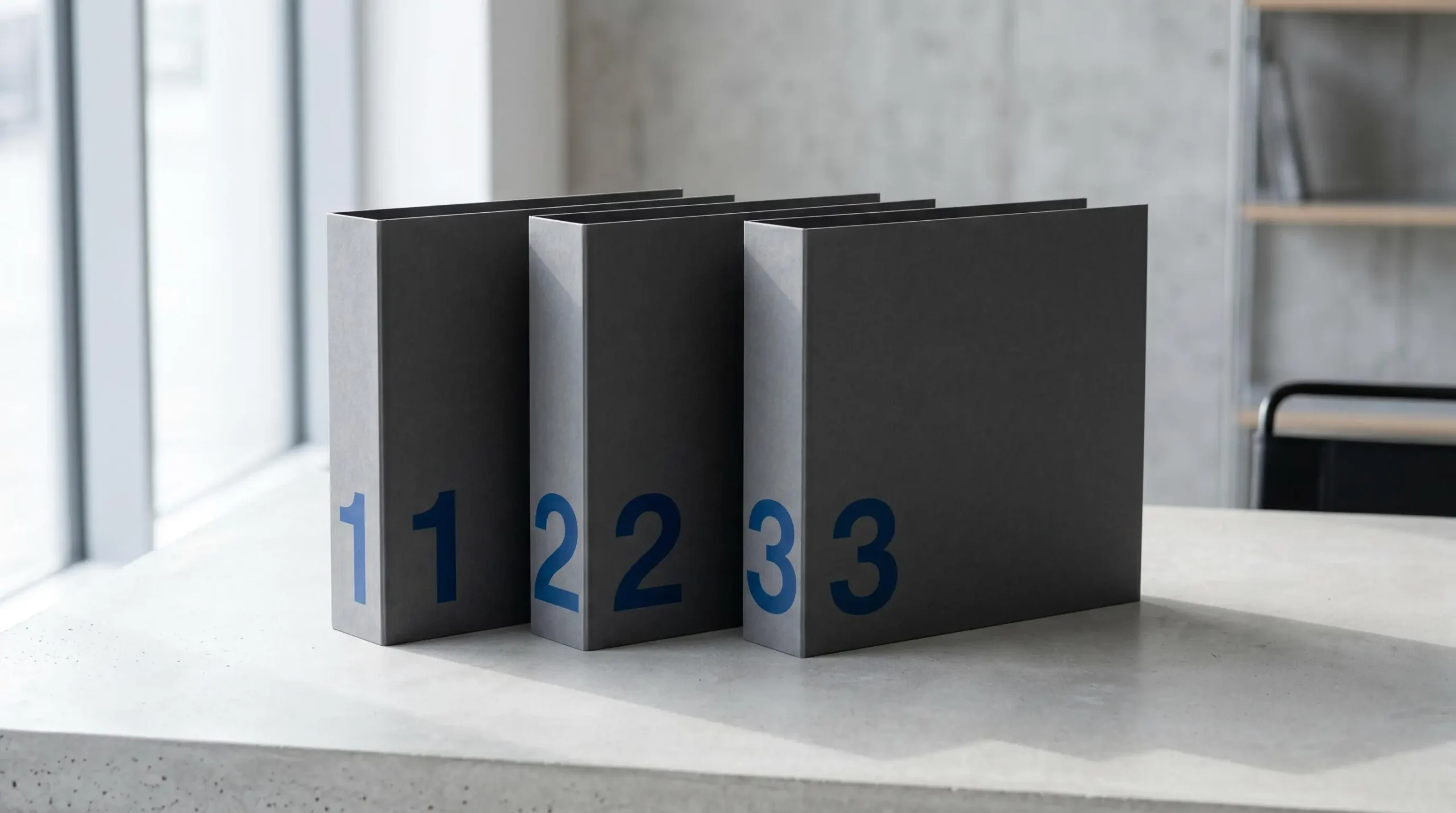 Chemin pavé en perspective avec trois bornes numérotées 1 2 3 menant vers horizon lumineux symbolisant les étapes de souscription